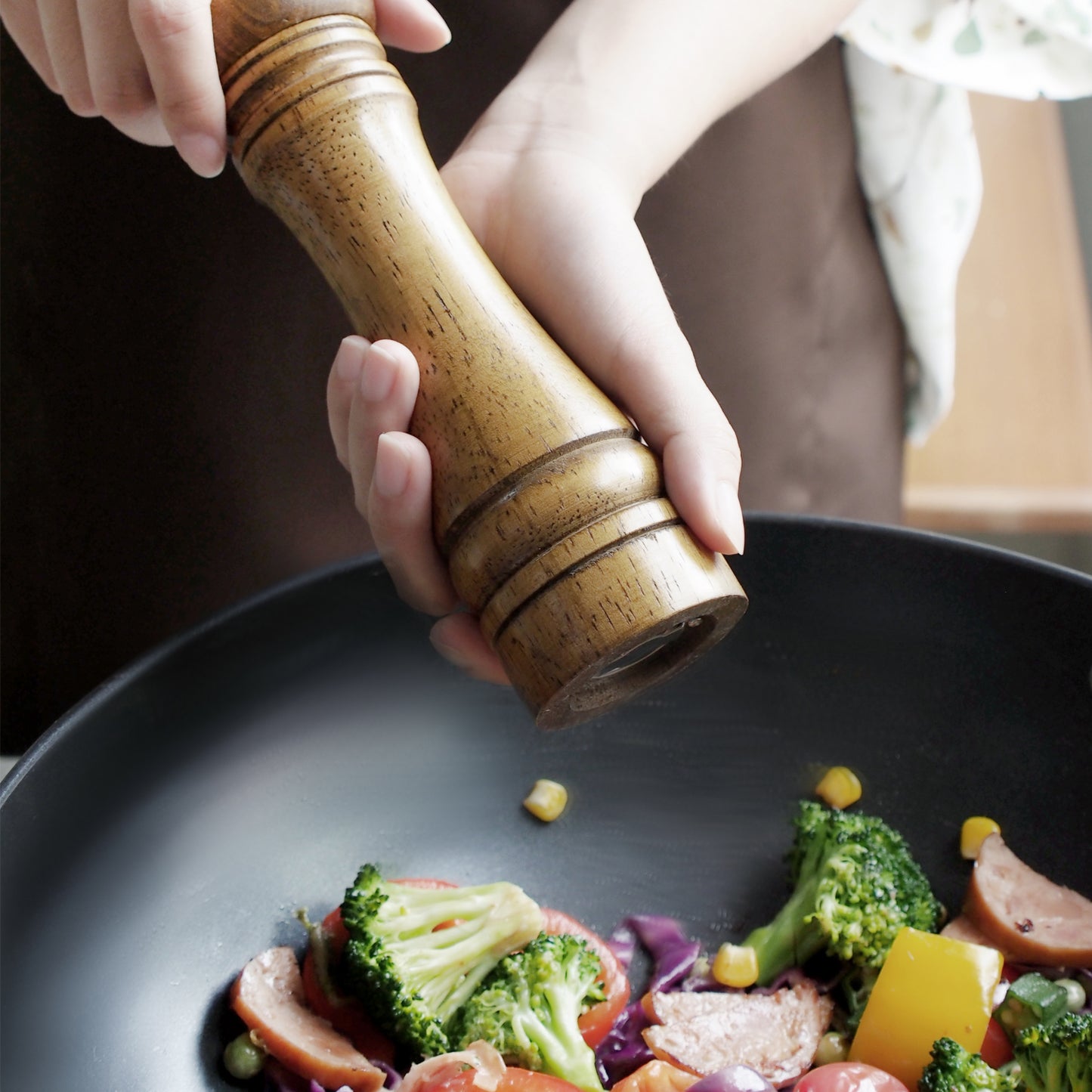 Classic style Pepper Grinder, 8", Natural Rubberwood